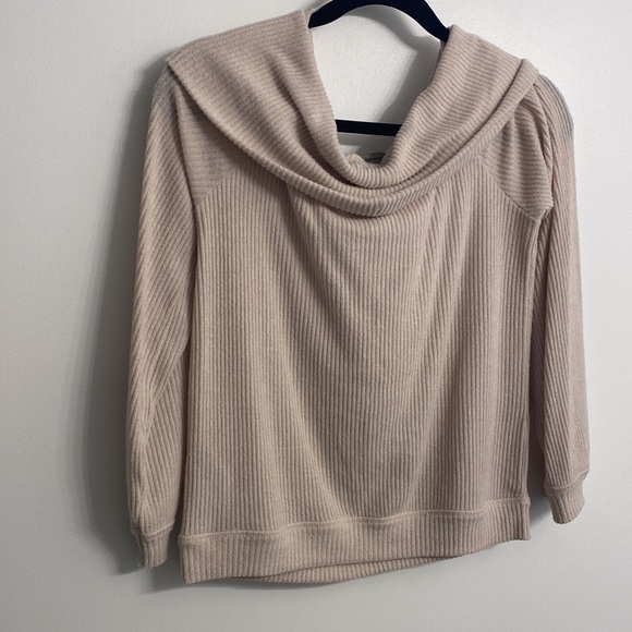 Abercrombie & Fitch off-the-shoulder long-sleeve shirt. - Picture 2 of 2